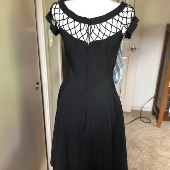 Elegant Black Dress with Mesh Detail - Picture 2 of 3